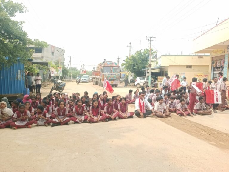 రంగారెడ్డి జిల్లాలో అక్రమ డిప్యూటేషన్లు రద్దు చేయాలి.!రంగారెడ్డి జిల్లా చౌదర్ గూడా మండల కేంద్రంలో రోడ్డుపై విద్యార్థి సంఘం ఆధ్వర్యంలో విద్యార్థుల ఆందోళన!