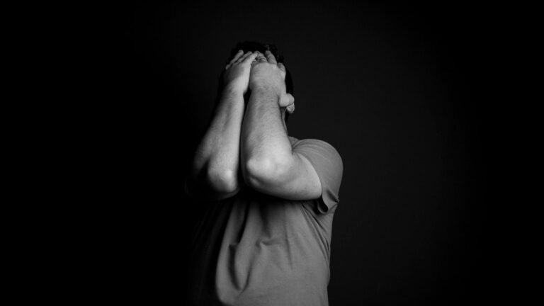 అప్పులు తీర్చలేక హాస్టల్ భవనం పై నుంచి దూకి సాఫ్ట్‌వేర్ ఇంజినీర్ ఆత్మహత్య