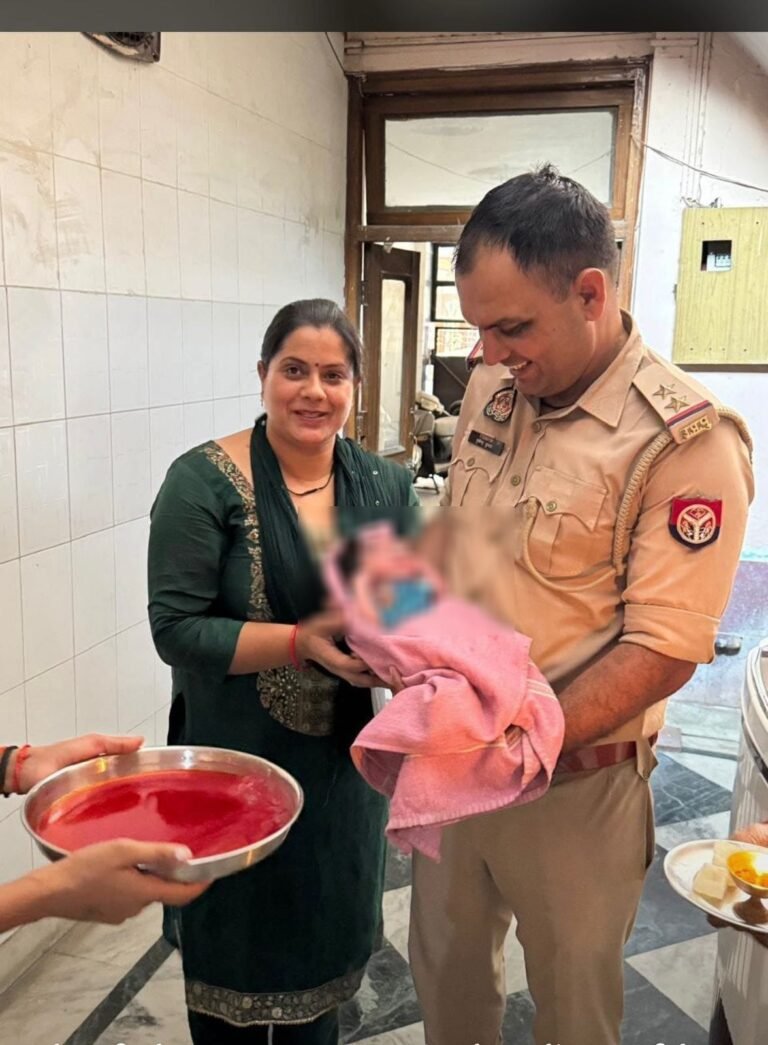 పండగ వేళ దుర్గమ్మే ఇంటికి వచ్చిందని .. చెత్త కుండీలో దొరికిన బిడ్డను దత్తత తీసుకున్న ఎస్సై