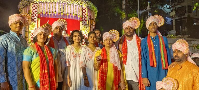 వేలంపాటలో వెండి నాణెం దక్కించుకున్న బండారు శ్రీనివాస్ ముదిరాజ్ దంపతులు