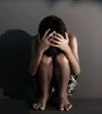 5 ఏళ్ల బాలుడిని బాత్రూంలోకి తీసుకెళ్లి, నోరుమూసి లైంగిక దాడికి యత్నించిన పండ్లు అమ్మే యువకుడు