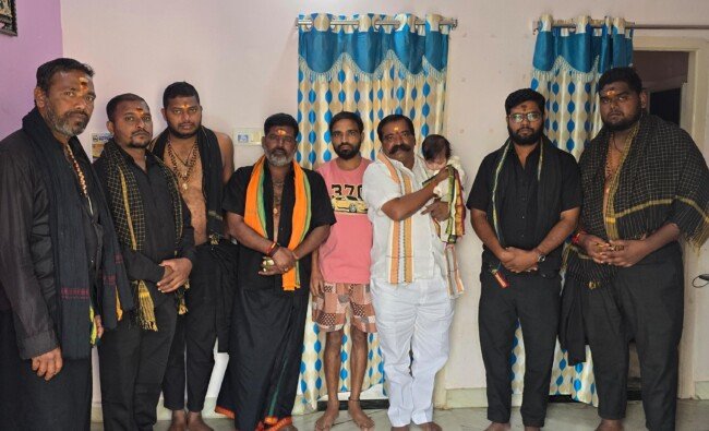 అయ్యప్ప స్వాములకు అన్న ప్రసాదం అందించిన బేరి రామచందర్ యాదవ్ కుటుంబ సభ్యులు