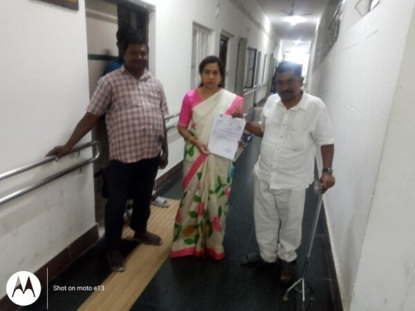 తెలంగాణ వికలాంగులకమిషనర్ శైలజ కి వినతి పత్రం ఇచ్చిన మేకల అశోక్ కుమార్ ముదిరాజ్