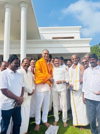 మాజీ మంత్రి తన్నీరు హరీష్ రావు కి వివాహ వార్షికోత్సవ శుభాకాంక్షలు తెలియజేసిన పటాన్చెరువు కార్పొరేటర్ మెట్టు కుమార్ యాదవ్