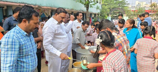 మధ్యాహ్నం భోజనం తనిఖీ చేసిన పిఎసి చైర్మన్ ఆరెకపూడి గాంధీ