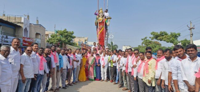 తెలంగాణ తల్లి విగ్రహానికి పాలాభిషేకం చేసి పూల మాల వేసిన ఎమ్మెల్సీ యాదవ రెడ్డి