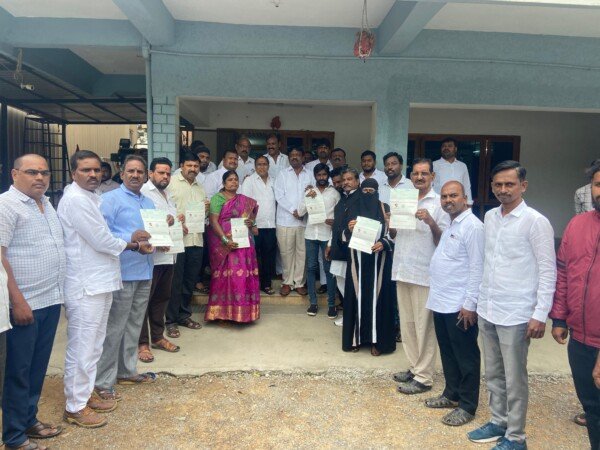 సీఎం రిలీఫ్ ఫండ్ చెక్కులు పంపిణీ చేసిన కొలన్ హన్మంత్ రెడ్డి