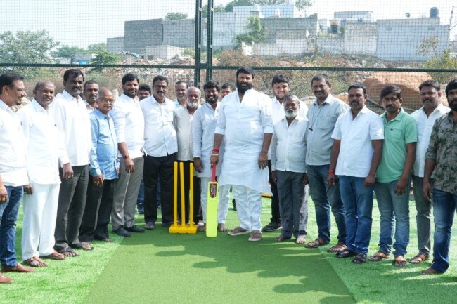 బాక్స్ క్రికెట్ ప్రారంభించిన మాజీ ఎమ్మెల్యే కూన శ్రీశైలం గౌడ్