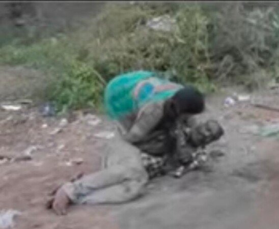 నడిరోడ్డుపై భర్తను కొట్టి చంపిన భార్య