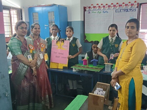 త్రివేణి టాలెంట్ స్కూల్ విద్యా వైజ్ఞానిక ప్రదర్శనలో పాల్గొన్న త్రివేణి స్కూల్ డైరెక్టర్ వీరేంద్ర చౌదరి