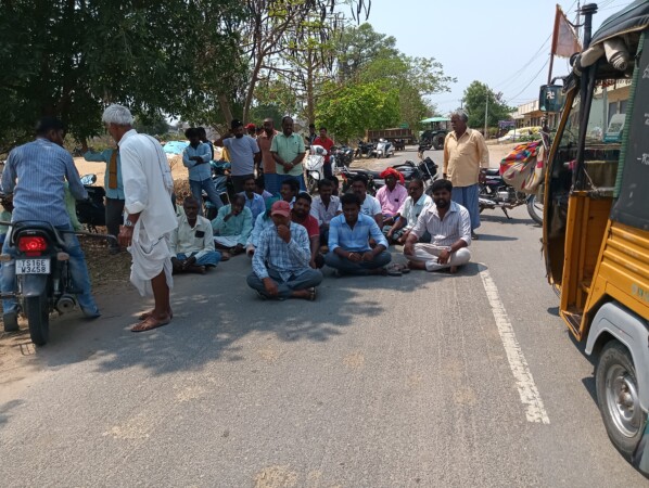 రోడ్డెక్కిన రైతన్నలు…