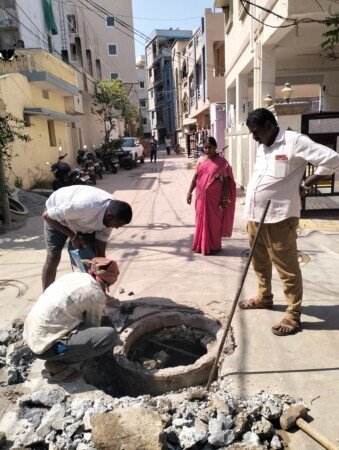 ప్రమాదకరంగా మారిన మ్యాన్ హోల్ గుంత